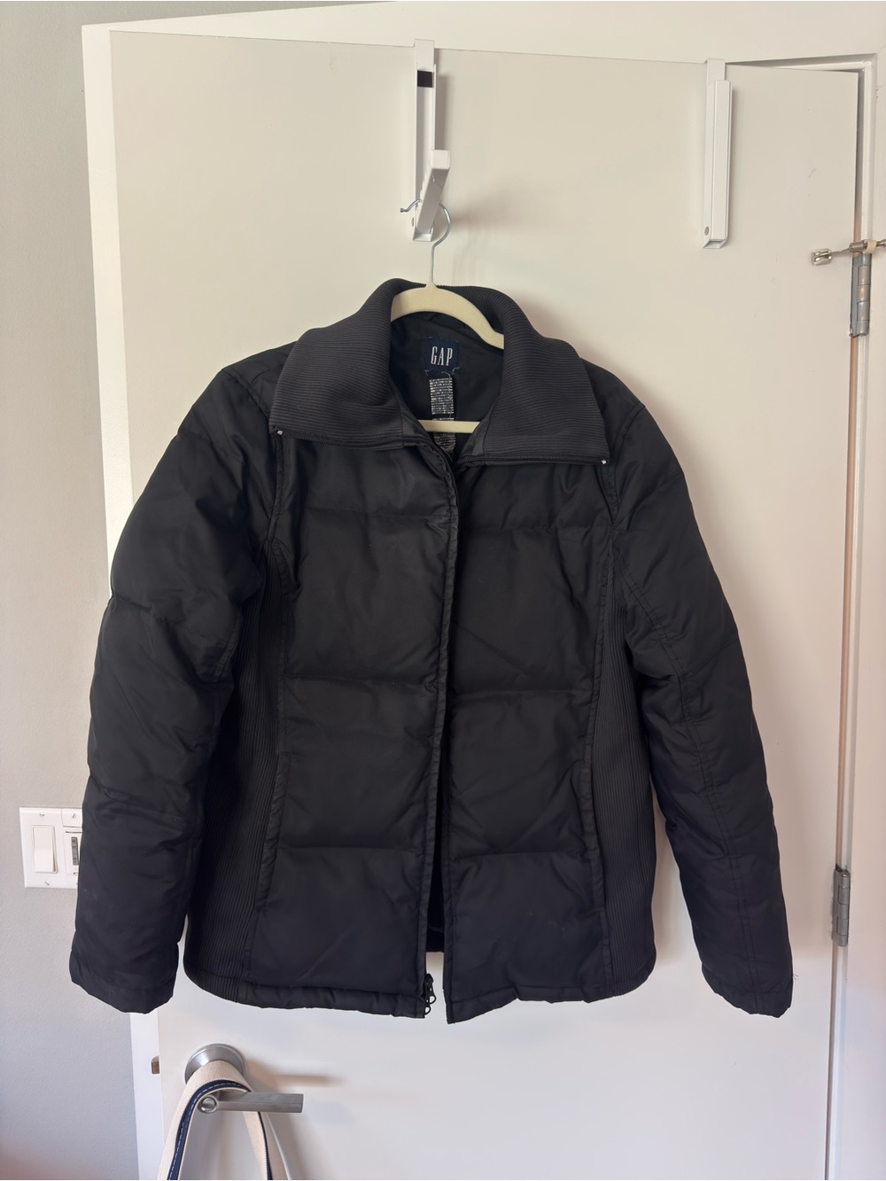 Vintage GAP Women's Black Quilted Puffer Jacket with Ribbed Collar